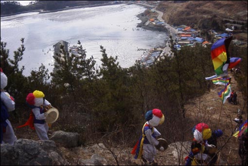 산을 내려오면서도 흥겨운 풍물과 춤, 노래가 이어진다. 